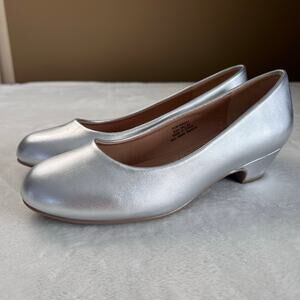 Journee Women’s Saar Silver 6.5 Wide Comfort Insole Round Toe Heels Shoes Pumps